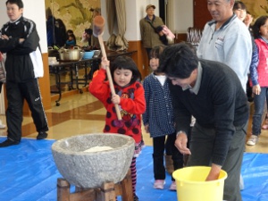 2013.12.22mochitsuki-2.JPG